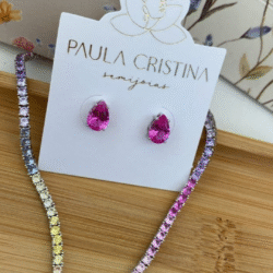 Conjunto vibrante composto por colar Riviera multicolor e brincos em pedra rosa em formato de gota