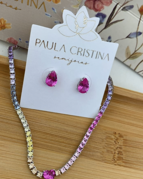 Conjunto vibrante composto por colar Riviera multicolor e brincos em pedra rosa em formato de gota
