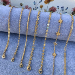 Pulseiras delicadas em banho dourado