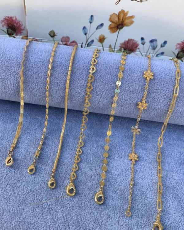 Pulseiras delicadas em banho dourado