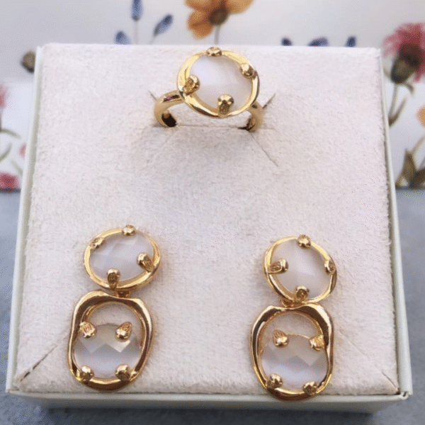 Conjunto de semijóias em dourado composto por anel e brincos