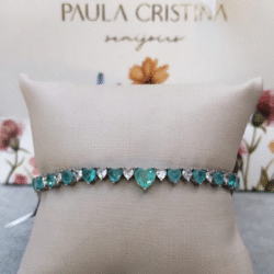Pulseira elegante em prata com pedras verdes em formato de coração intercaladas por zircônias brancas